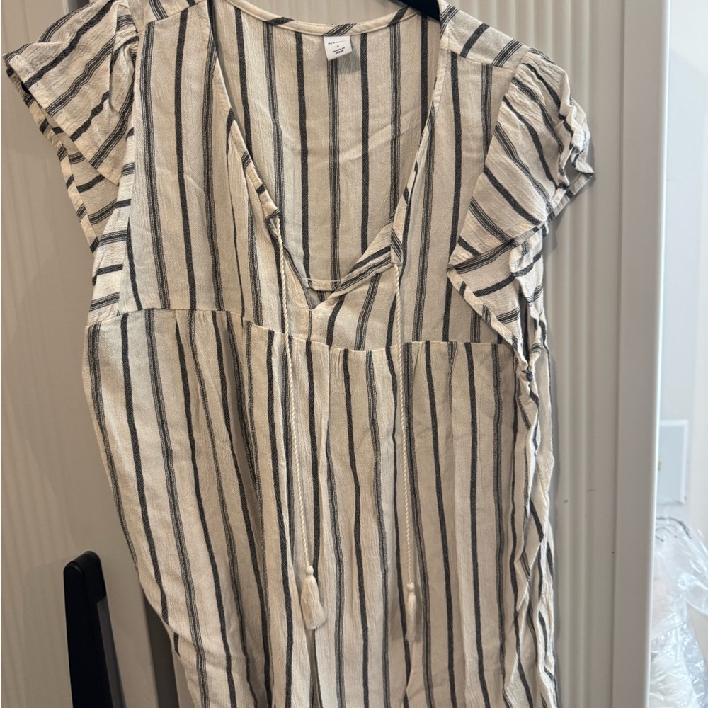 Old Navy Black and White V-Neck Cap Sleeve Blouse